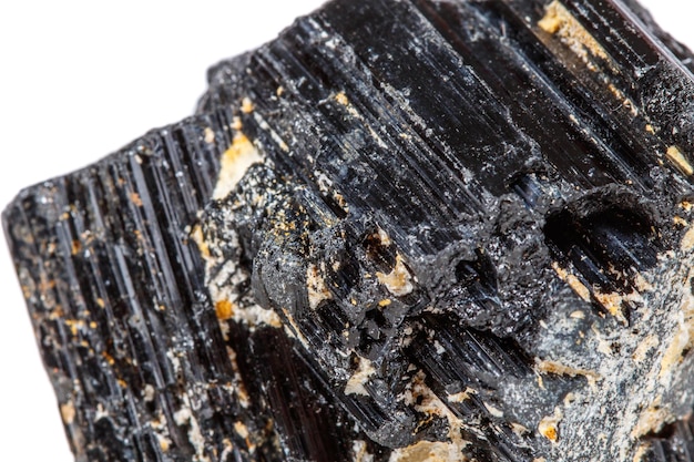 Piedra mineral macro sherle schorl turmalina negra sobre fondo blanco