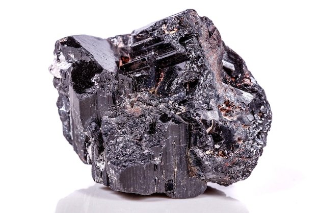 Piedra mineral macro sherle schorl turmalina negra sobre fondo blanco