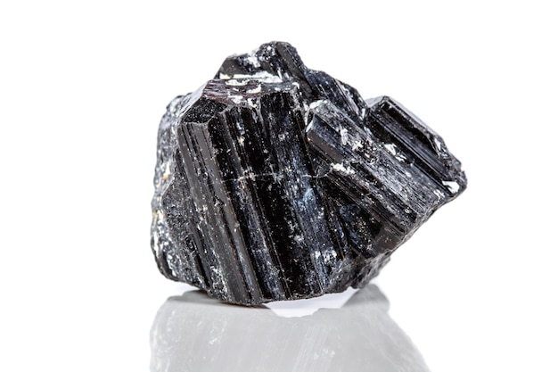 Piedra mineral macro sherle schorl turmalina negra sobre fondo blanco