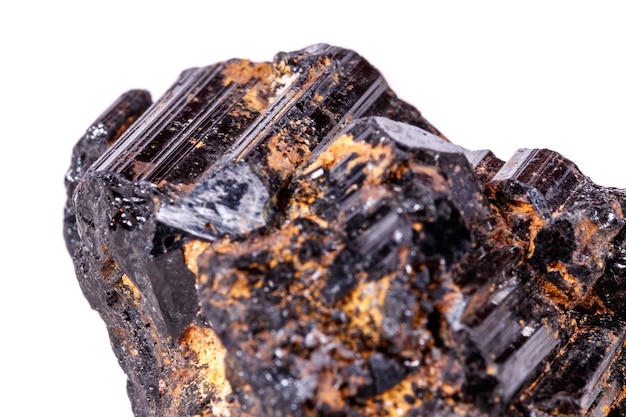 Piedra mineral macro sherle schorl turmalina negra sobre fondo blanco