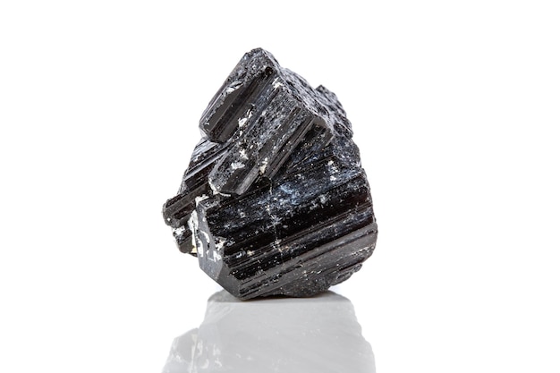 Piedra mineral macro sherle schorl turmalina negra sobre fondo blanco