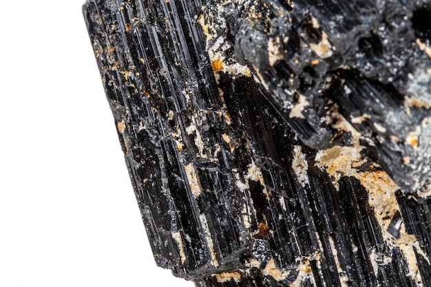 Piedra mineral macro sherle schorl turmalina negra sobre fondo blanco