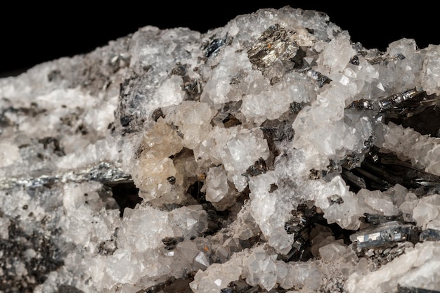 Foto piedra mineral macro stibnite cuarzo sobre fondo negro