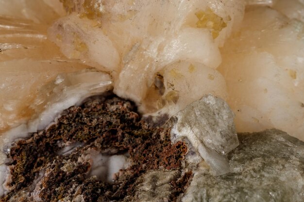 Piedra mineral macro Stilbite en Apophyllite sobre un fondo negro