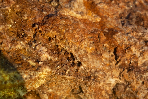 Piedra naranja con brillos de cuarzo