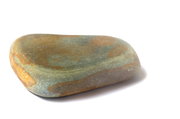 Piedra natural con sombra aislada sobre fondo blanco. guijarros de mar. Foto de alta calidad