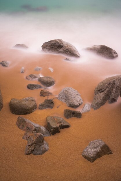 Piedra en la orilla del mar