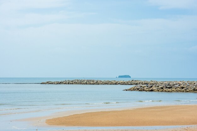 Piedra en el paisaje marino de la playa