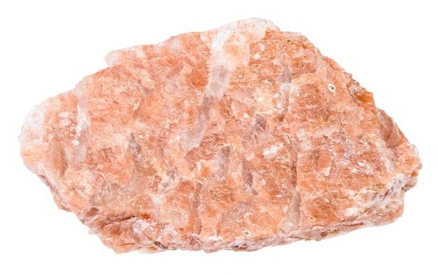 Piedra de pegmatita rosa cruda aislada en blanco