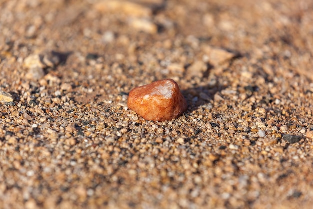 Una piedra pequeña. Piedra pequeña con trinos que se asemejan a un guisante.