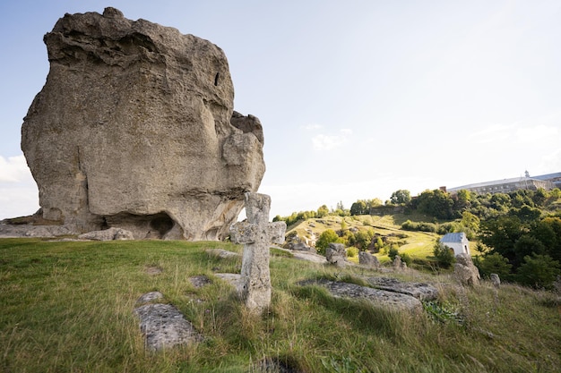 Piedra de Pidkamin inselberg en la colina y el cementerio antiguo Ucrania