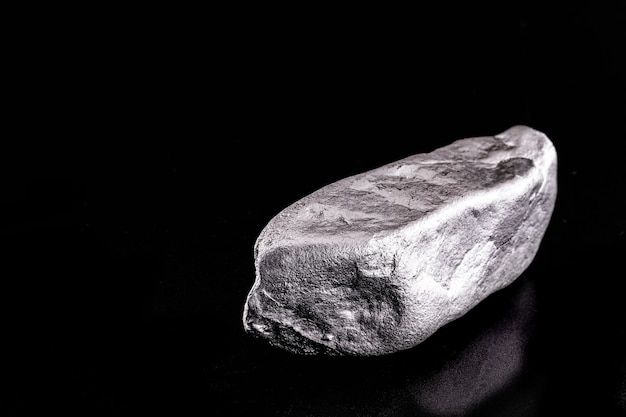 Piedra de plata grande, pepita de plata rara sobre superficie negra