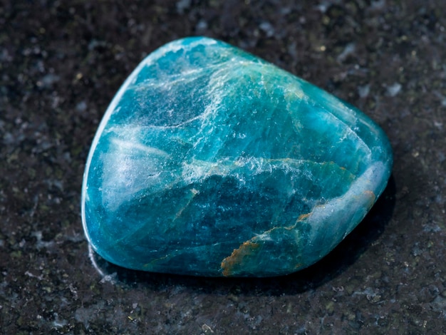 Piedra preciosa de apatita azul verde pulida en la oscuridad