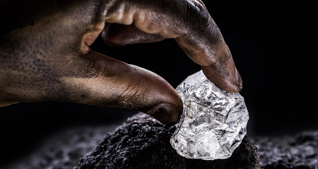 Piedra preciosa de diamante en bruto en minas Concepto de minería y extracción de minerales raros