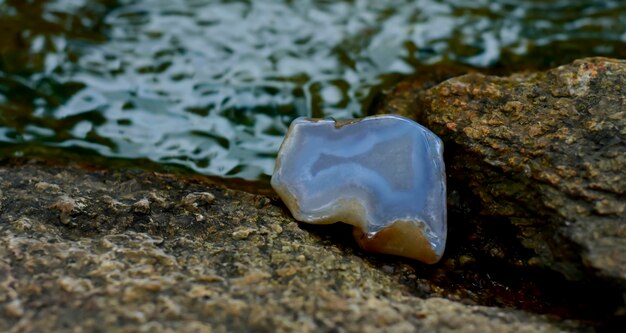 piedra preciosa en la roca