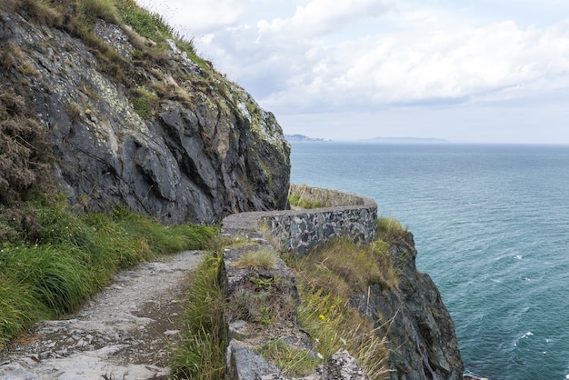 Piedra rocas montaña senderismo ruta en la costa irlandesa. Bray, Greystone