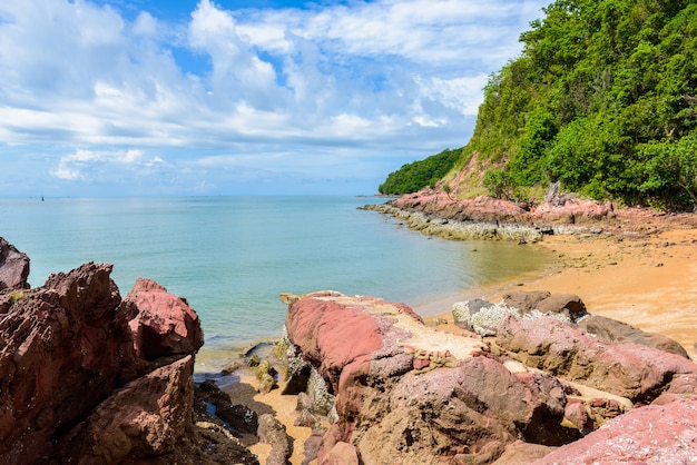 Piedra rosa (Arkose, Arkosic Sandstone) cerca de la playa, mirador de piedra rosa en la provincia de Chantaburi