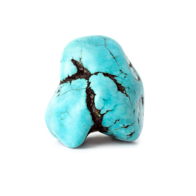 Piedra semipreciosa natural mineral turkvenit piedra preciosa azul aislada sobre un fondo blanco Geología