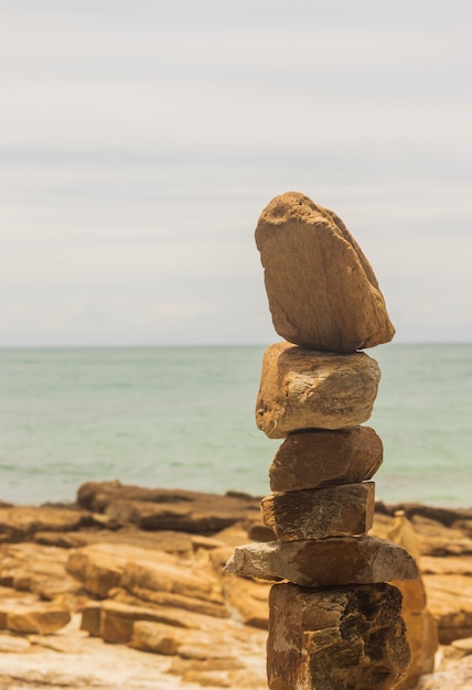 Foto piedra superpuesta a un hermoso arte conceptual costero tropical.