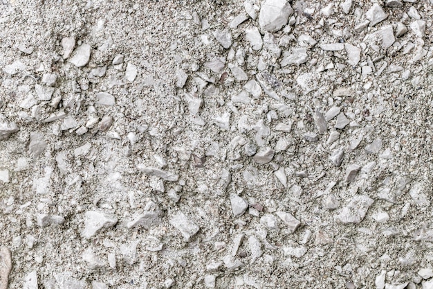 Piedra triturada incrustada en mortero de cemento con una superficie áspera