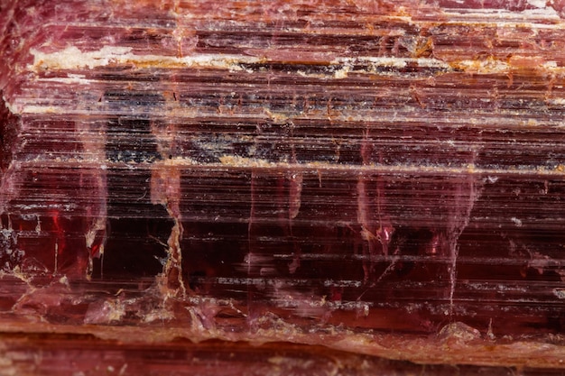 Piedra de turmalina mineral macro sobre fondo blanco