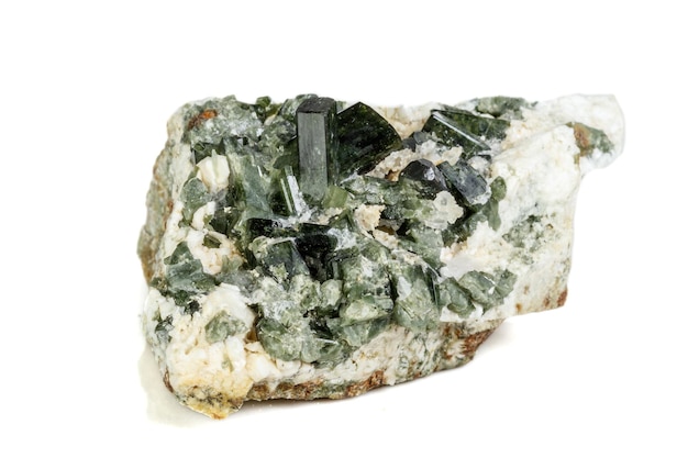 Piedra de turmalina mineral macro sobre fondo blanco