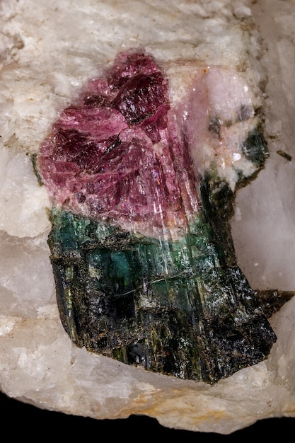 Piedra de turmalina mineral macro sobre fondo negro