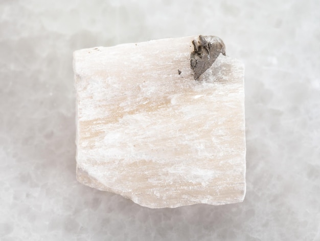 Piedra de yeso en bruto sobre mármol blanco