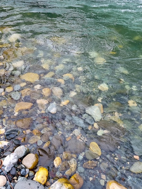 Piedras afiladas por el agua en la orilla de un río de montaña