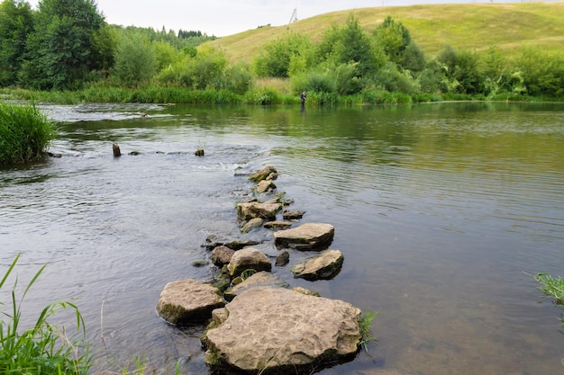 Piedras en el agua de una corriente de río