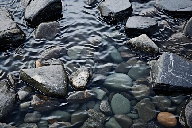 Foto las piedras bajo el agua ondulante