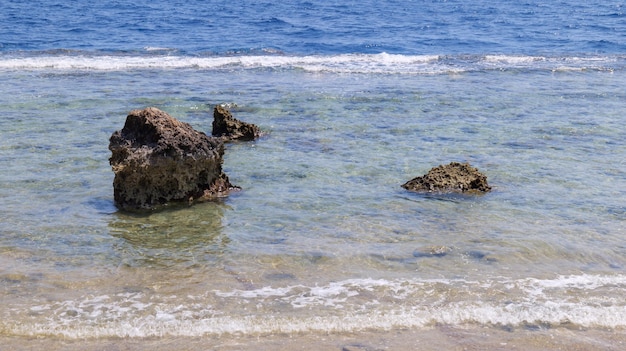 Piedras en el agua de la playa. piedras cortadas por el agua en la península del sinaí del mar rojo