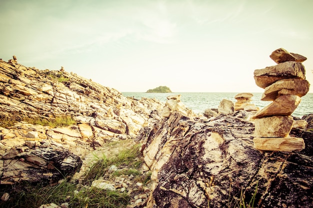 Piedras amontonadas en la isla de Koh samet, Tailandia