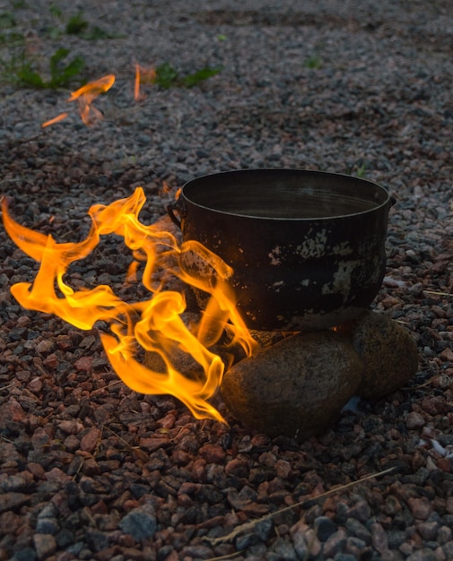 Las piedras arden con fuego con una olla para el turismo.