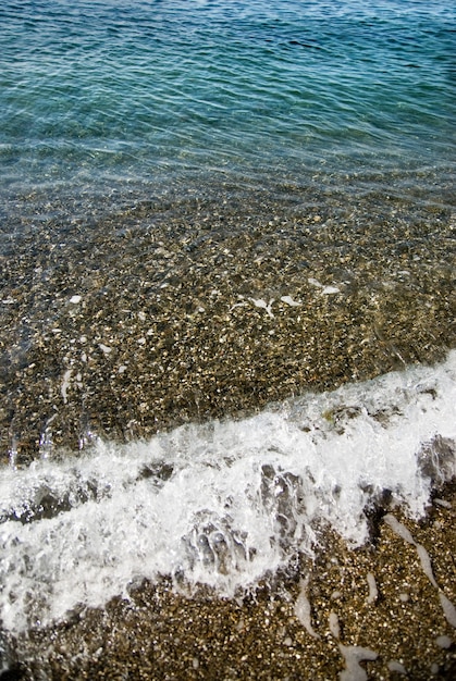 Piedras de arena y ola de agua.