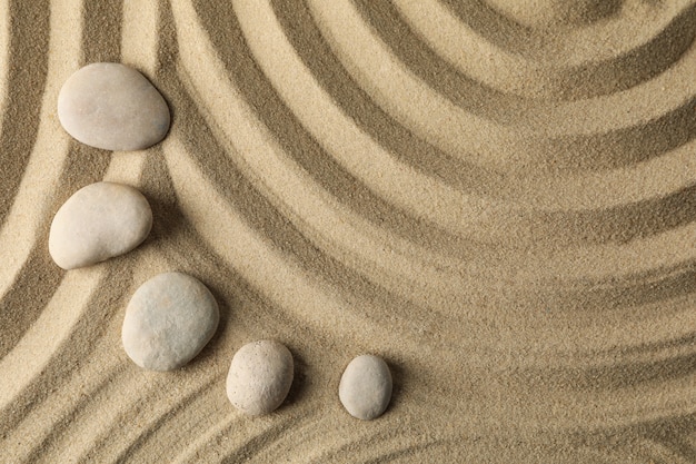 Piedras en la arena con patrones