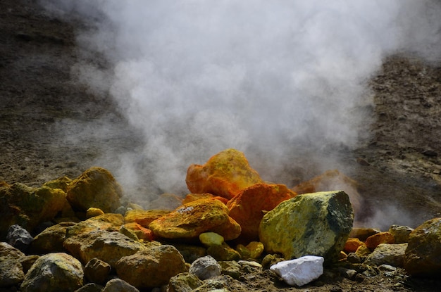 Piedras con azufre y humo