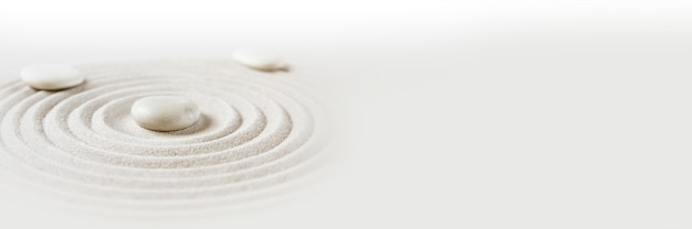 Foto piedras blancas en la arena. escena de fondo del jardín japonés zen. banner horizontal