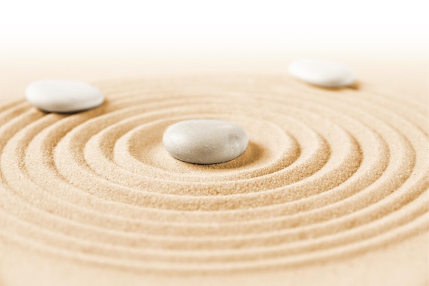Piedras blancas en la escena de fondo del jardín japonés Zen de arena