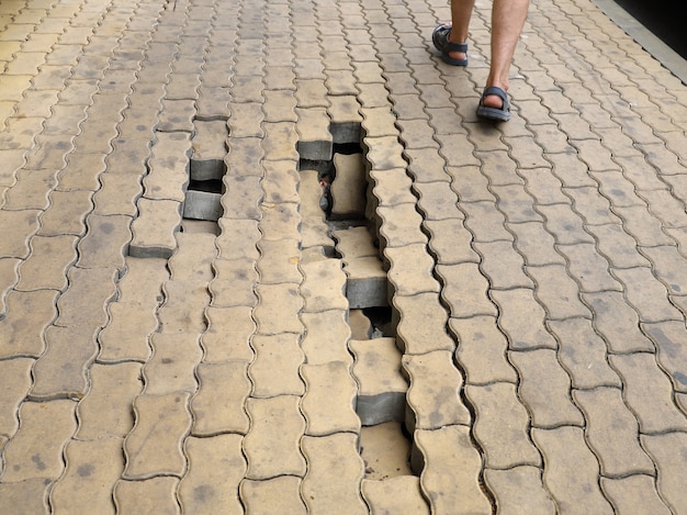 Piedras caídas en las aceras peligrosas para los peatones