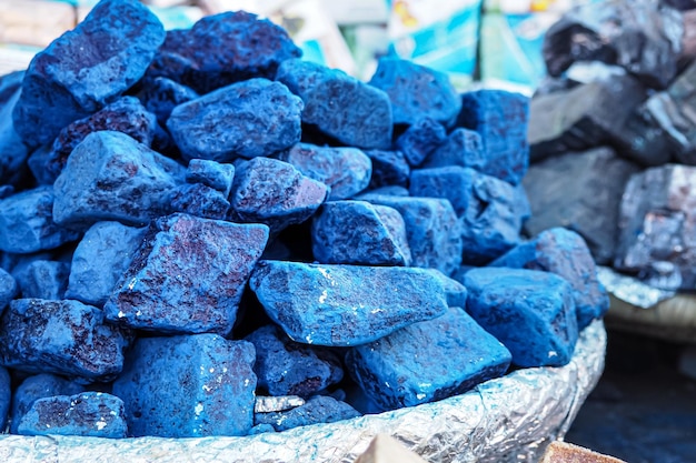Piedras de color azul índigo expuestas en el tradicional mercado callejero del zoco en Marrakech Marruecos detalle de primer plano