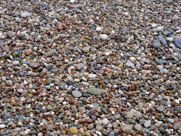 Piedras de colores en la playa