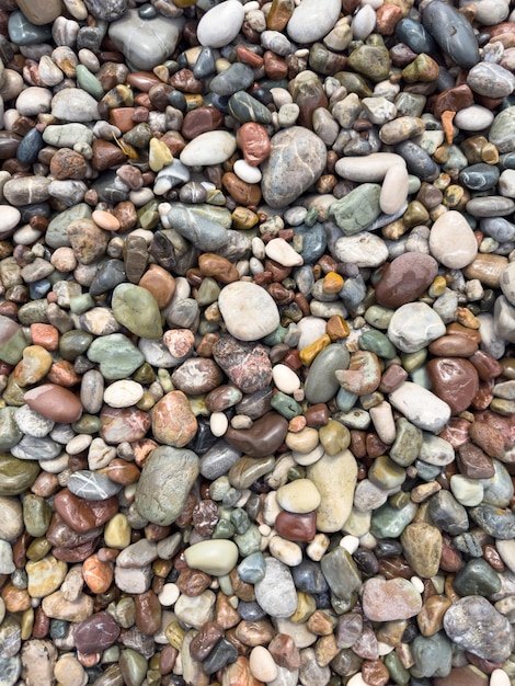 Piedras de colores en la playa