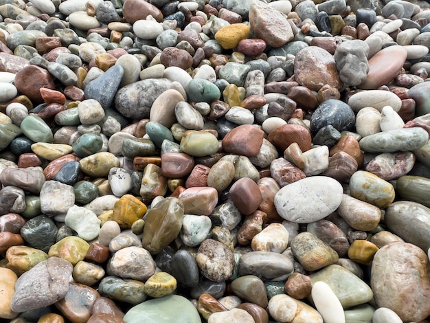 Piedras de colores en la playa