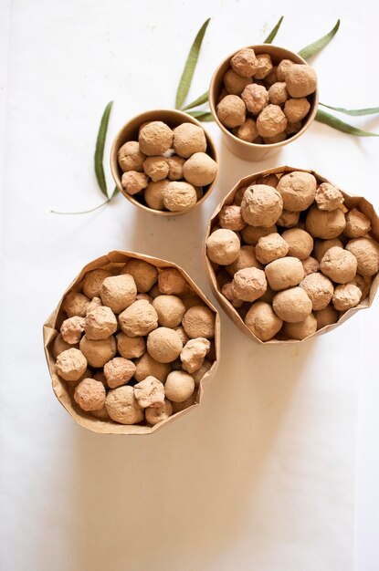 Piedra de arcilla marrón comestible con pequeñas palas de jardín