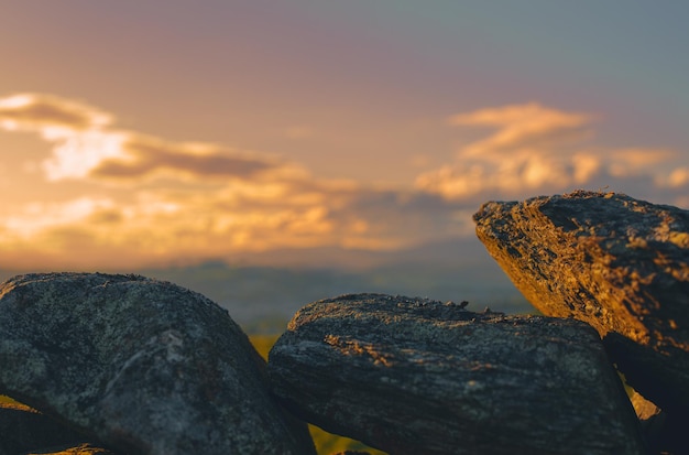 Piedras contra el cielo del atardecer