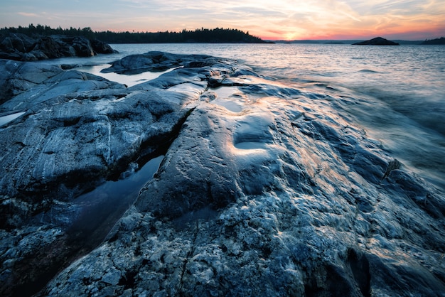 Piedras en la costa de la isla