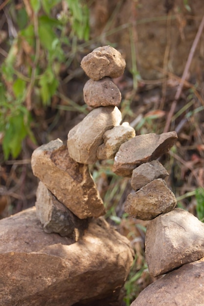 Las piedras dispuestas a cierta altura crean una obra de arte