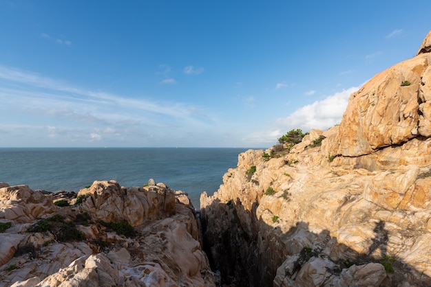 Piedras de diversas formas erosionadas por el mar bajo el cielo azul