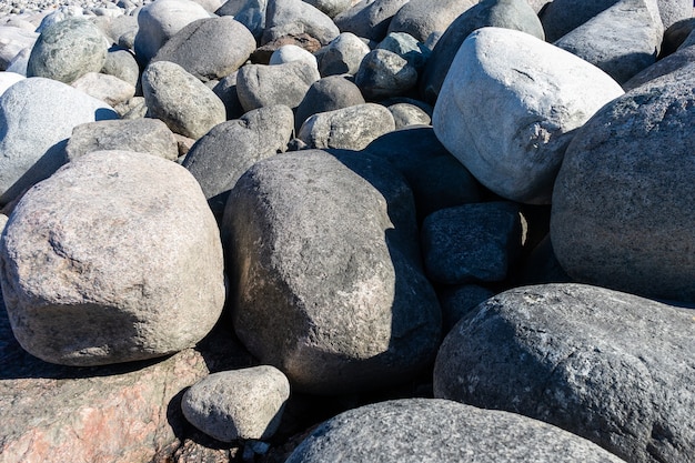 Piedras enormes a la orilla del mar, adoquines